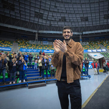 Un emotivo ‘hasta pronto’ para el capitán Álex Barrera